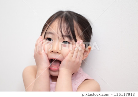 4歲女孩的上半身像（白色背景，無背景） 136117918