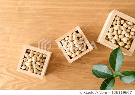 Roasted soybeans in a masu Roasted soybeans in a masu 136119667