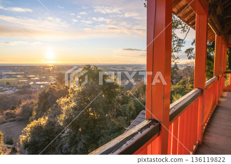 The vermilion-lacquered corridor of Kumano Nachi Shrine and the morning sun in Natori City The vermilion-lacquered corridor of Kumano Nachi Shrine and the morning sun in Natori City 136119822