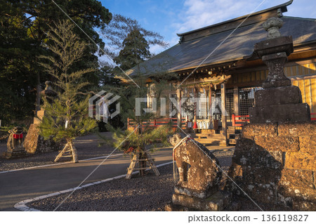 Kumano Nachi Shrine in the morning, greeted by New Year's decorations and guardian lion dogs 136119827
