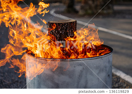 熊野那智神社的清晨，新年篝火正在燃燒。 136119829