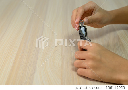 一隻手將U盤放入小袋子中的特寫鏡頭 136119953