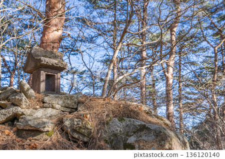 岩嶽山頂的石砌神社與靜謐森林 136120140