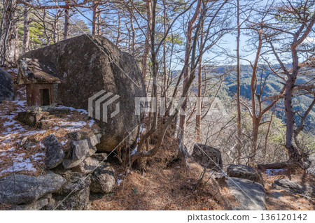 岩嶽山頂峰的巨石和石砌神社，以及一片靜謐的冬日森林 136120142