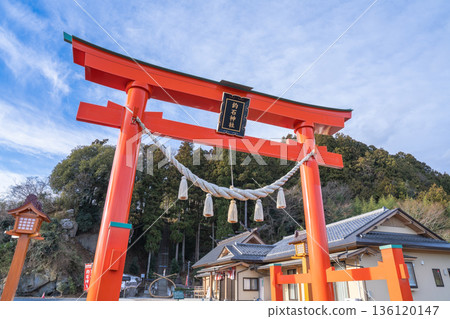 The vermilion torii gate of Tsuriishi Shrine and the stone that won't fall, a prayer for success. 136120147