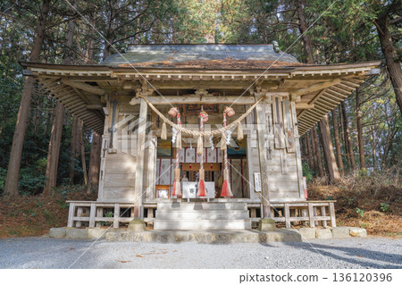 在鶴石神社的參拜殿前,這是一座森林神社,人們前來祈求成功。 在鶴石神社的參拜殿前,這是一座森林神社,人們前來祈求成功。 136120396