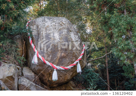 釣石神社的聖物是一塊不會掉落的釣魚石，據說可以祈求考試成功。 136120402