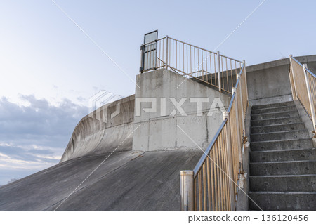 在晨曦中,美吉塔海灘的海堤和階梯呈現出平靜的曲線。 在晨曦中,美吉塔海灘的海堤和階梯呈現出平靜的曲線。 136120456