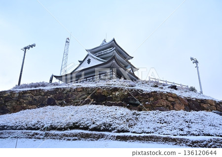 清晨雪景與城堡天守閣(小牧山城) 清晨雪景與城堡天守閣(小牧山城) 136120644