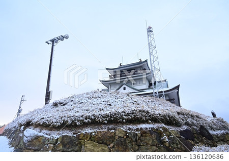 清晨雪景與城堡天守閣(小牧山城) 清晨雪景與城堡天守閣(小牧山城) 136120686