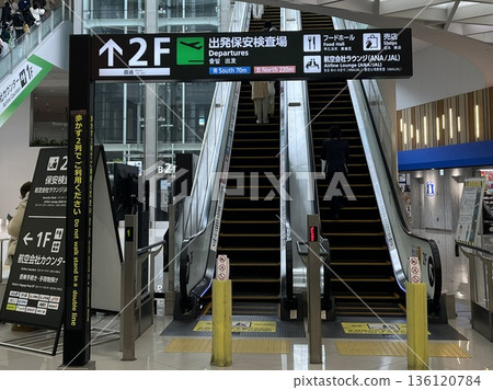 Escalator leading to the security checkpoint at Fukuoka City Subway "Fukuoka Airport Station" Escalator leading to the security checkpoint at Fukuoka City Subway "Fukuoka Airport Station" 136120784