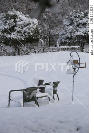 Quiet winter garden bench at Gifu World Rose Garden covered in snow Quiet winter garden bench at Gifu World Rose Garden covered in snow 136121025