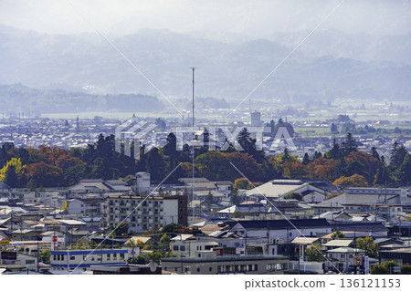 從福島縣會津若松市飯盛山眺望敦賀城 從福島縣會津若松市飯盛山眺望敦賀城 136121153