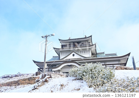 Snowy scenery on a clear day and Komakiyama Castle Snowy scenery on a clear day and Komakiyama Castle 136121197