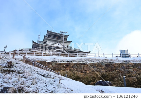 燧石層和被雪覆蓋的城堡塔樓（小牧山城） 136121240