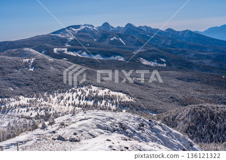 從白雪皚皚的北橫岳眺望八岳群山。 從白雪皚皚的北橫岳眺望八岳群山。 136121322