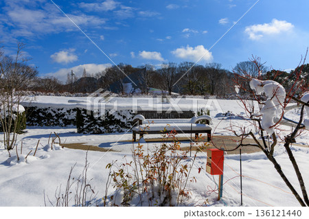Snow-covered benches and a tranquil winter scene at Gifu World Rose Garden Snow-covered benches and a tranquil winter scene at Gifu World Rose Garden 136121440