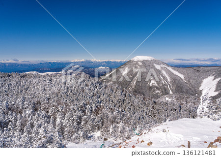 白雪皚皚的北橫山、立科山和北阿爾卑斯山脈 136121481