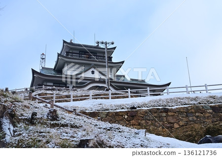 Chert layers and a snow-covered castle tower (Komakiyama Castle) Chert layers and a snow-covered castle tower (Komakiyama Castle) 136121736
