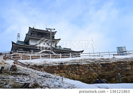 Chert layer and snowy scenery on a clear day (Makiyama Castle) 136121863