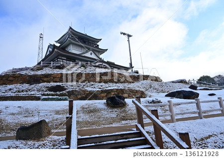 Castle tower and snowy scenery on a clear day (Komakiyama Castle) Castle tower and snowy scenery on a clear day (Komakiyama Castle) 136121928