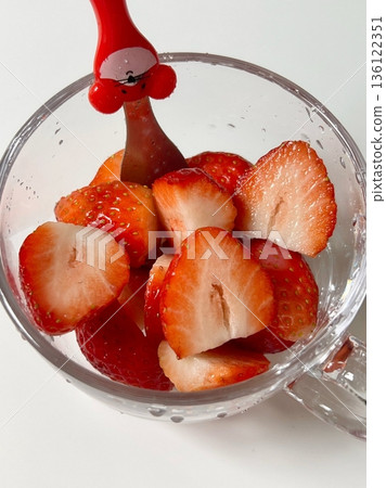 Fresh, juicy strawberries with a vibrant red color and sweet, slightly tangy flavor. Perfect for snacking, adding to desserts, smoothies, or salads, they bring a burst of natural sweetness to any dish Fresh, juicy strawberries with a vibrant red color and sweet, slightly tangy flavor. Perfect for snacking, adding to desserts, smoothies, or salads, they bring a burst of natural sweetness to any dish 136122351