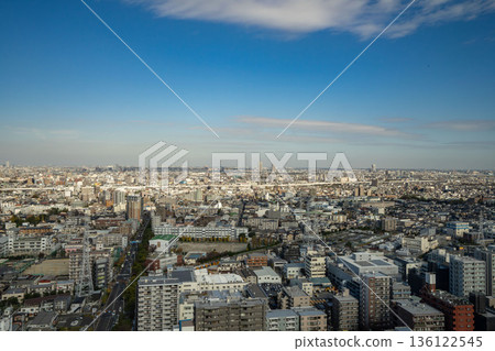 從東京江戶川區船堀塔樓大廳眺望江東區荒川景色 從東京江戶川區船堀塔樓大廳眺望江東區荒川景色 136122545
