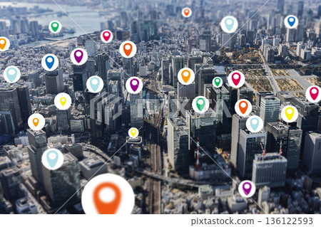 現代城市、道路和位置概念的無人機空拍照片 136122593