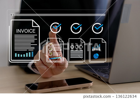 使用平板電腦的商人 136122634