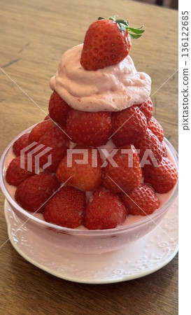 Soft and fluffy strawberry bingsu with finely shaved ice, sweet strawberry syrup, and fresh strawberry slices. A refreshing and delightful Korean dessert, perfect for a cool and fruity treat. 136122685