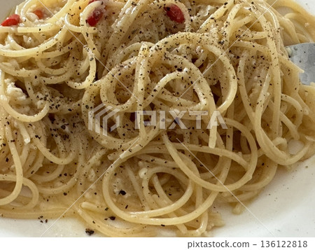 Creamy spaghetti carbonara made with rich egg yolk sauce, crispy bacon, parmesan cheese, and freshly ground black pepper for a classic, indulgent Italian pasta dish. 136122818