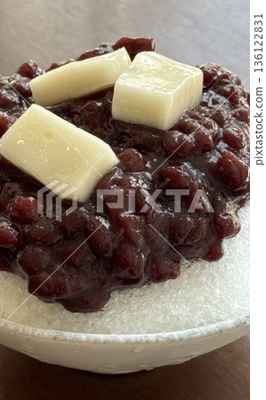 Refreshing patbingsu with fluffy shaved ice, sweet red bean paste, chewy rice cakes, and fresh fruit toppings. A classic Korean dessert, perfect for cooling down on hot days with a delightful taste! 136122831