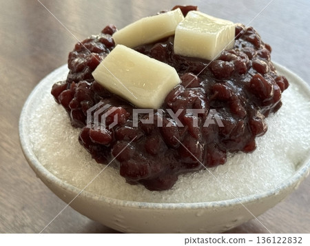 Refreshing patbingsu with fluffy shaved ice, sweet red bean paste, chewy rice cakes, and fresh fruit toppings. A classic Korean dessert, perfect for cooling down on hot days with a delightful taste! Refreshing patbingsu with fluffy shaved ice, sweet red bean paste, chewy rice cakes, and fresh fruit toppings. A classic Korean dessert, perfect for cooling down on hot days with a delightful taste! 136122832