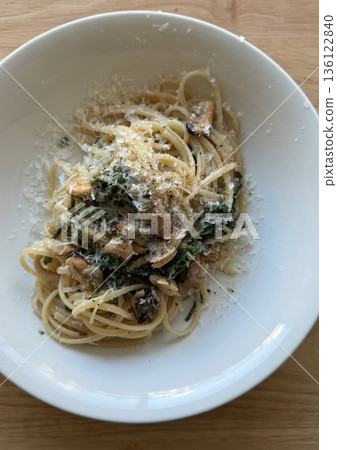 Creamy spaghetti carbonara made with rich egg yolk sauce, crispy bacon, parmesan cheese, and freshly ground black pepper for a classic, indulgent Italian pasta dish. Creamy spaghetti carbonara made with rich egg yolk sauce, crispy bacon, parmesan cheese, and freshly ground black pepper for a classic, indulgent Italian pasta dish. 136122840
