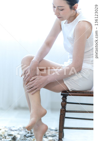 做腿部按摩的女人 136123029