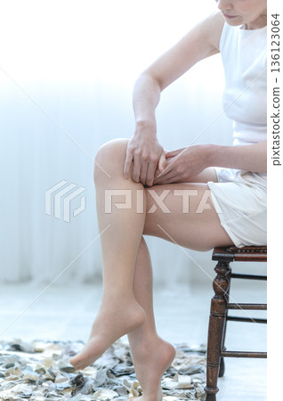 做腿部按摩的女人 136123064