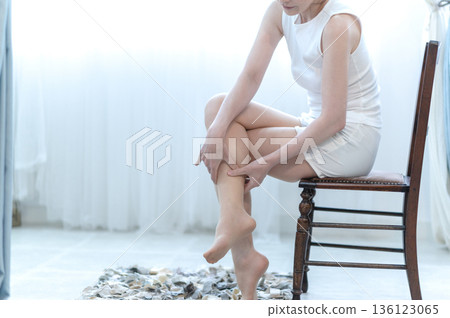 做腿部按摩的女人 136123065