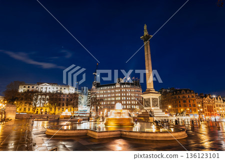 倫敦特拉法加廣場燈光璀璨 136123101