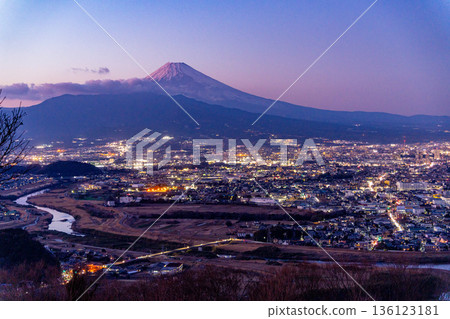 （靜岡縣）三島市燈火輝煌的街道和富士山 136123181