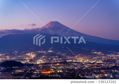 （靜岡縣）三島市燈火輝煌的街道和富士山 136123182