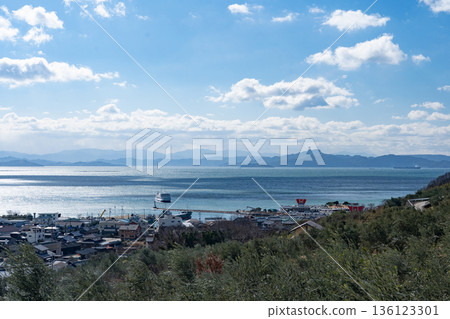 一艘渡輪從近海駛來,準備進入旅遊港口。 一艘渡輪從近海駛來,準備進入旅遊港口。 136123301