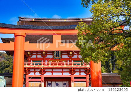 Fushimi Inari Taisha Shrine, Kyoto: Beautiful vermilion torii gate and tower gate (Fushimi Ward, Kyoto City, Kyoto Prefecture) Fushimi Inari Taisha Shrine, Kyoto: Beautiful vermilion torii gate and tower gate (Fushimi Ward, Kyoto City, Kyoto Prefecture) 136123695
