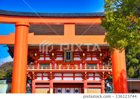 Fushimi Inari Taisha Shrine, Kyoto: Beautiful vermilion torii gate and tower gate (Fushimi Ward, Kyoto City, Kyoto Prefecture) Fushimi Inari Taisha Shrine, Kyoto: Beautiful vermilion torii gate and tower gate (Fushimi Ward, Kyoto City, Kyoto Prefecture) 136123744