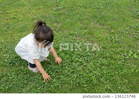 在草坪上玩耍的女孩 136123746
