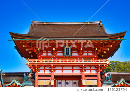 Kyoto Fushimi Inari Taisha Shrine's beautiful vermilion tower gate (Fushimi Ward, Kyoto City, Kyoto Prefecture) Kyoto Fushimi Inari Taisha Shrine's beautiful vermilion tower gate (Fushimi Ward, Kyoto City, Kyoto Prefecture) 136123794