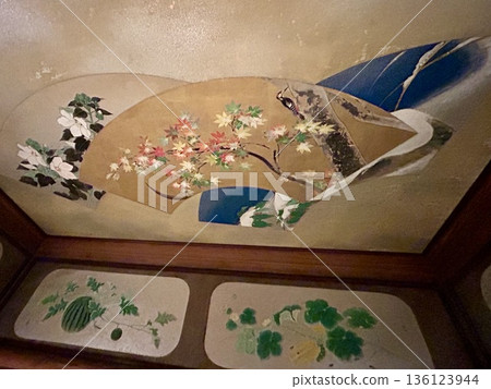 東京雅敘園飯店的「百段階梯」－傳統的天花板裝飾，扇面上繪有秋葉和飛鳥的日式繪畫。 136123944