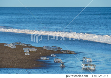 日本北海道十勝川河口大津海岸衝上來的珠寶冰塊。 日本北海道十勝川河口大津海岸衝上來的珠寶冰塊。 136124064