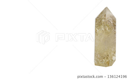 黃水晶尖晶原石微距攝影白色背景 136124196