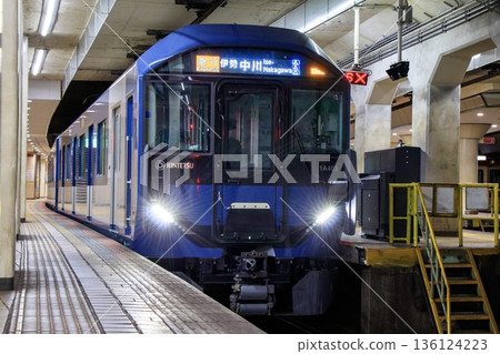 近鐵1A系列車停靠在近鐵名古屋站 近鐵1A系列車停靠在近鐵名古屋站 136124223
