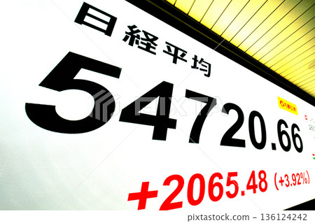 日本東京城市景觀：股價創歷史新高，達到54,720日圓66仙（股價/收盤價）= 2026年2月3日，日本橋甲蟲 136124242